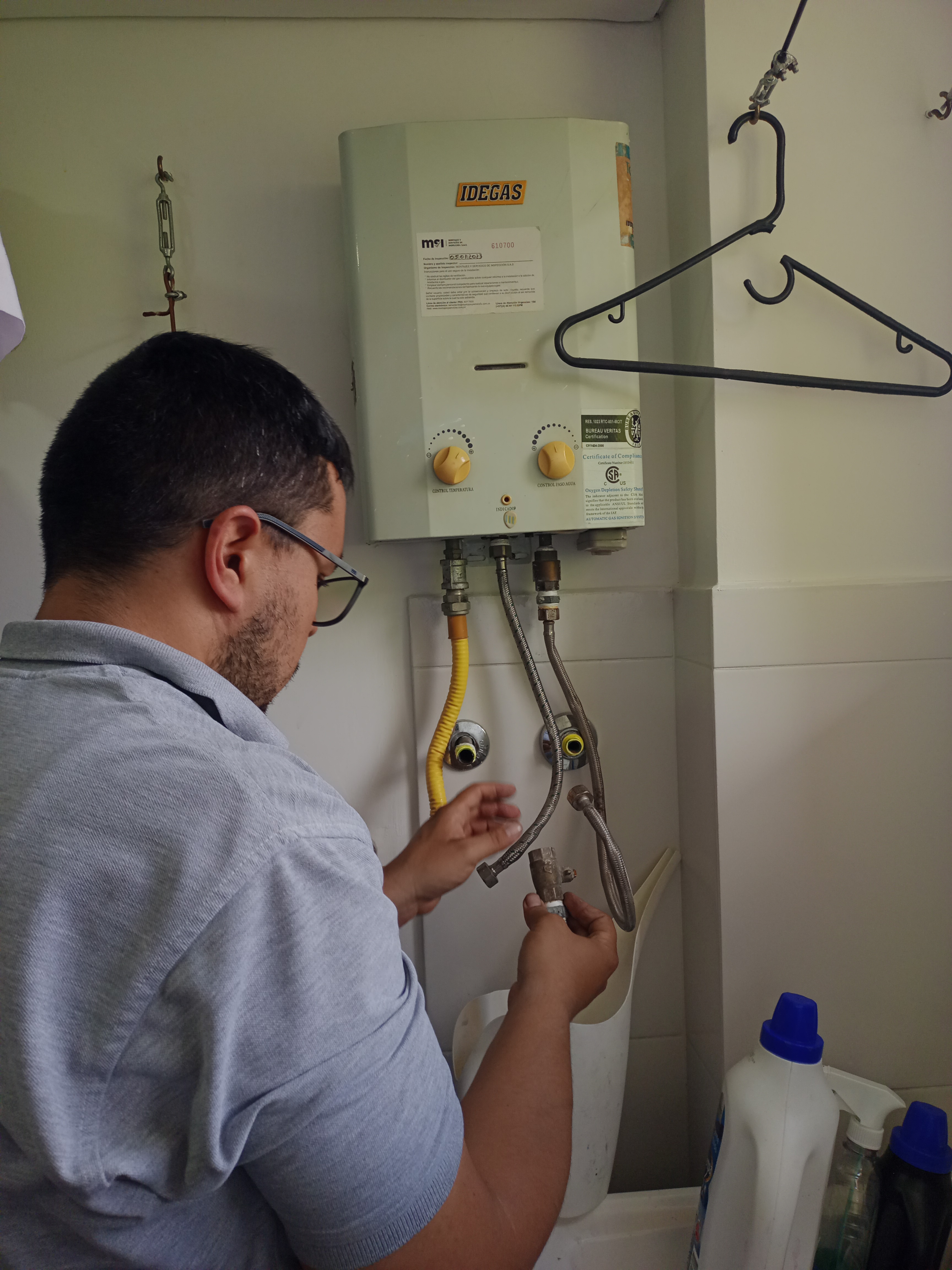 Julián, técnico de Reparaciones JR